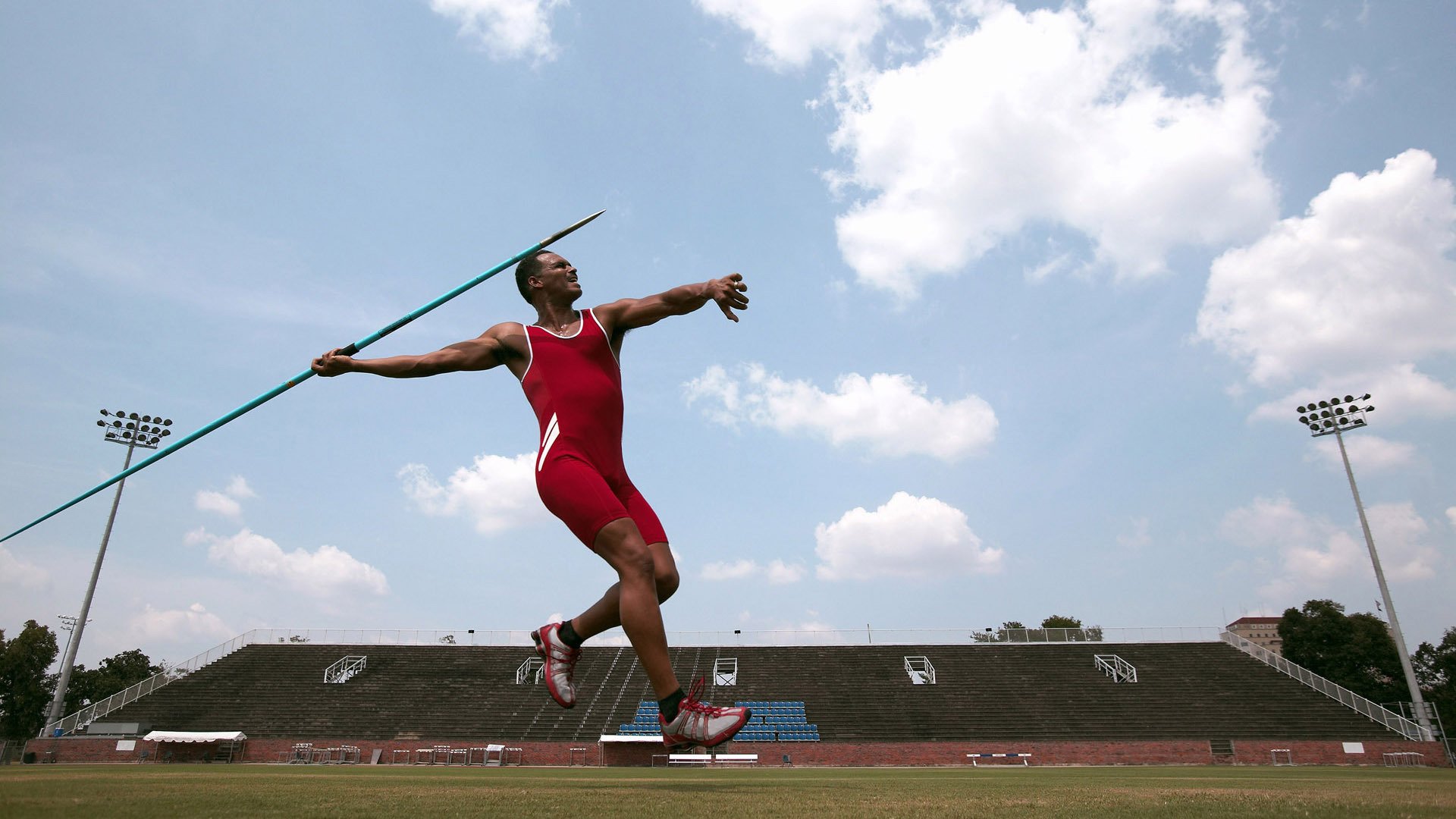 伊朗球员滑倒后完成倒钩破门，网友：“不可复制”，伊朗输球又输人